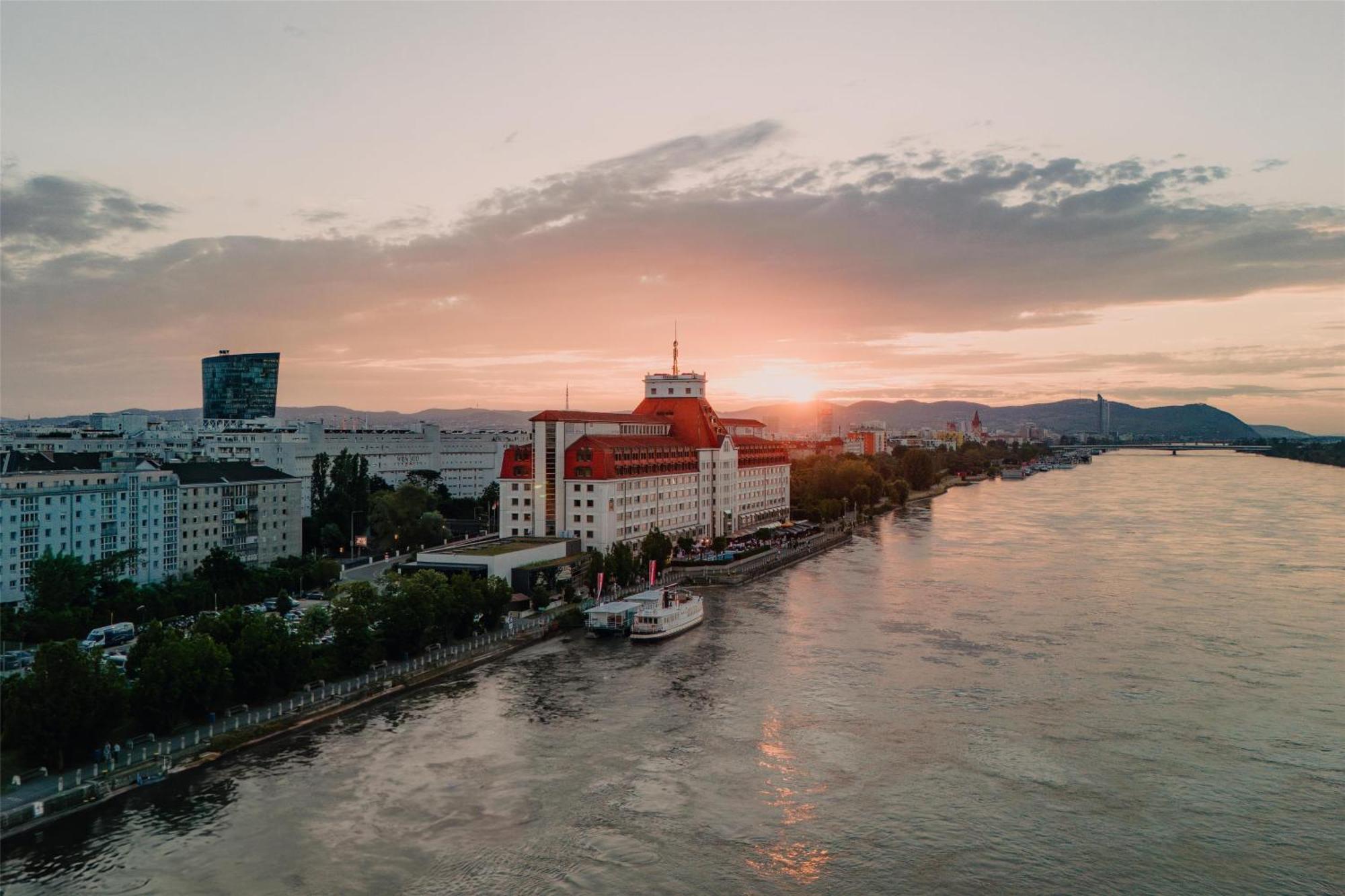 Hilton Waterfront 4* Viena