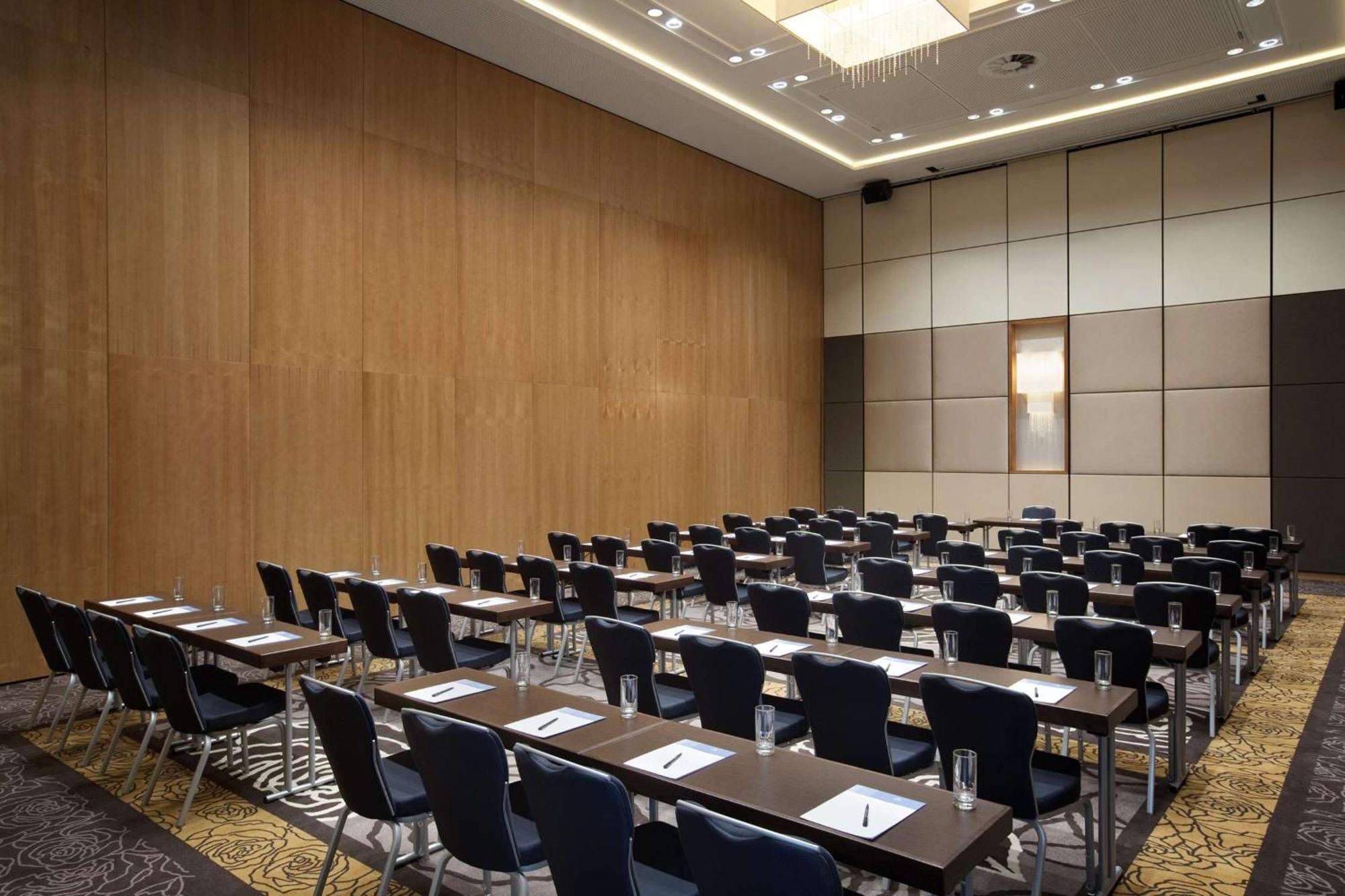 Hilton Danube Waterfront 4*