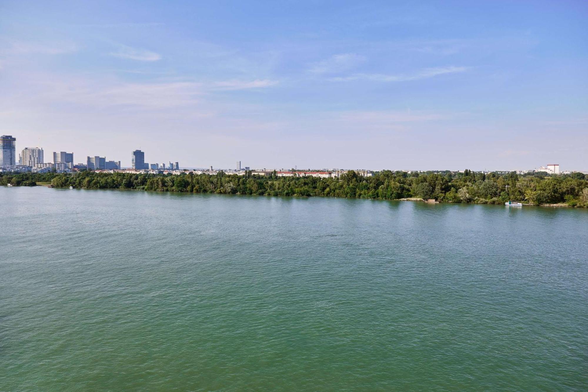 Hotel Hilton Danube Waterfront 4*